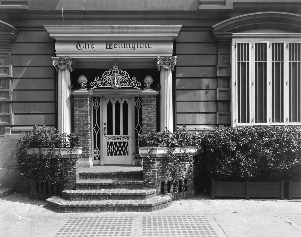 Bejárat a Hotel Wellingtonba, 871 7th Avenue, New York, 1907 (ezüst zselatin nyomat) alkotó: Byron Company