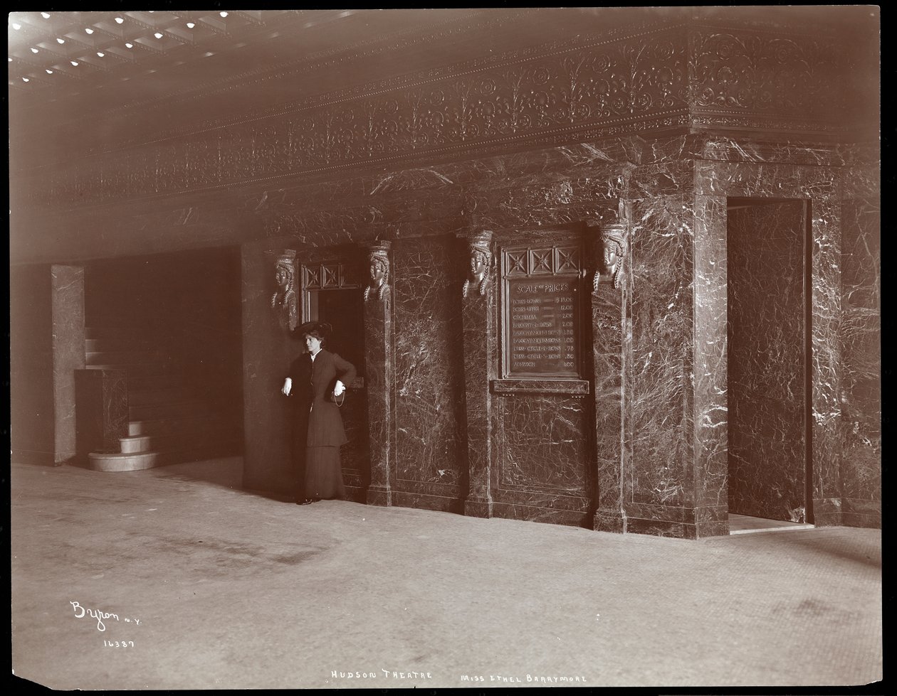 Ethel Barrymore a Hudson Színház előcsarnokában New Yorkban, 1903 (ezüst zselatin nyomat) alkotó: Byron Company