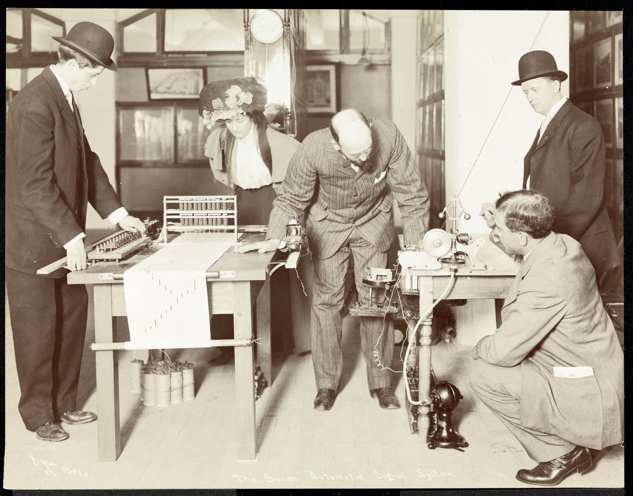 A Simen automata jelzőrendszer kiállítása az Amerikai Szociális Szolgálat Intézetének Biztonsági Készülékek Múzeumában, New York, 1908 (ezüstzselatinos nyomat) alkotó: Byron Company