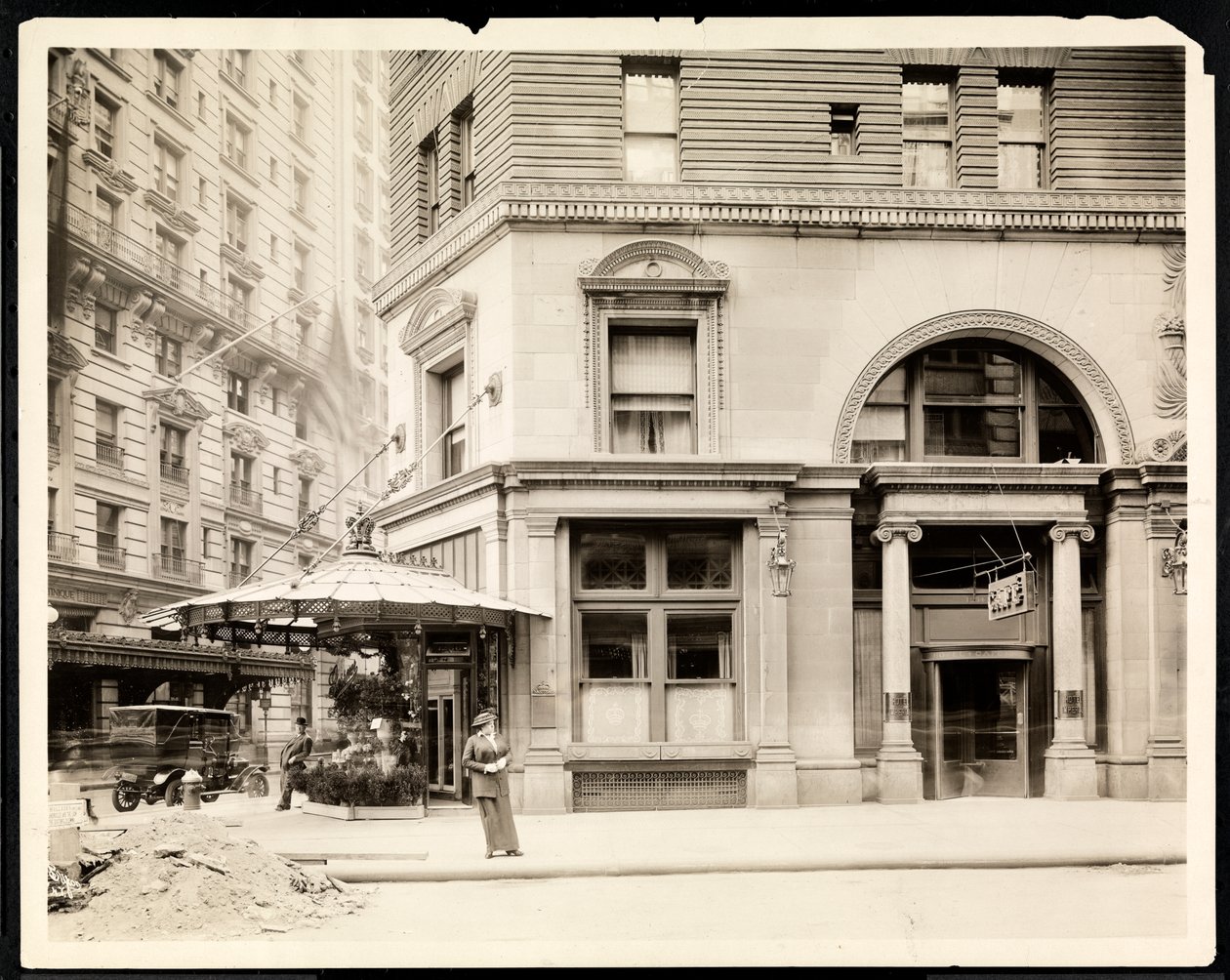 Virágos stand és a Hotel Imperial Cafe bejárata a Broadway és a 32. utca sarkán, New York, 1905 körül (ezüst zselatinos nyomat) alkotó: Byron Company