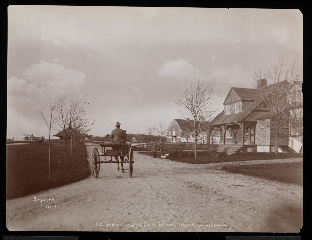 A házak és épületek általános képe F.G. Bourne birtoka Oakdale-ben, Long Island, New York, 1900 (ezüst zselatin nyomat) alkotó: Byron Company