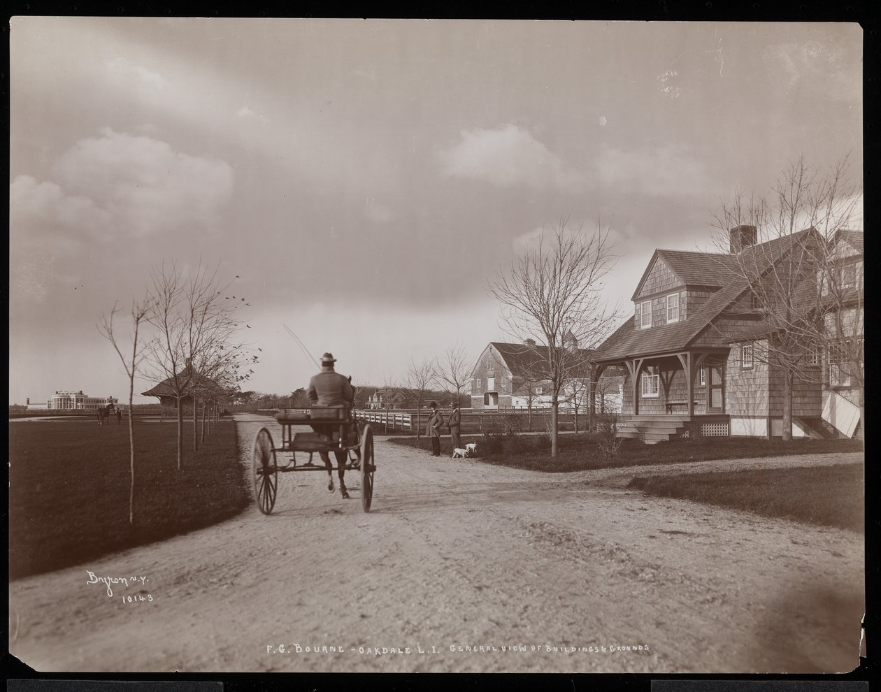 A házak és épületek általános képe F.G. Bourne birtoka Oakdale-ben, Long Island, New York, 1900 (ezüst zselatin nyomat) alkotó: Byron Company