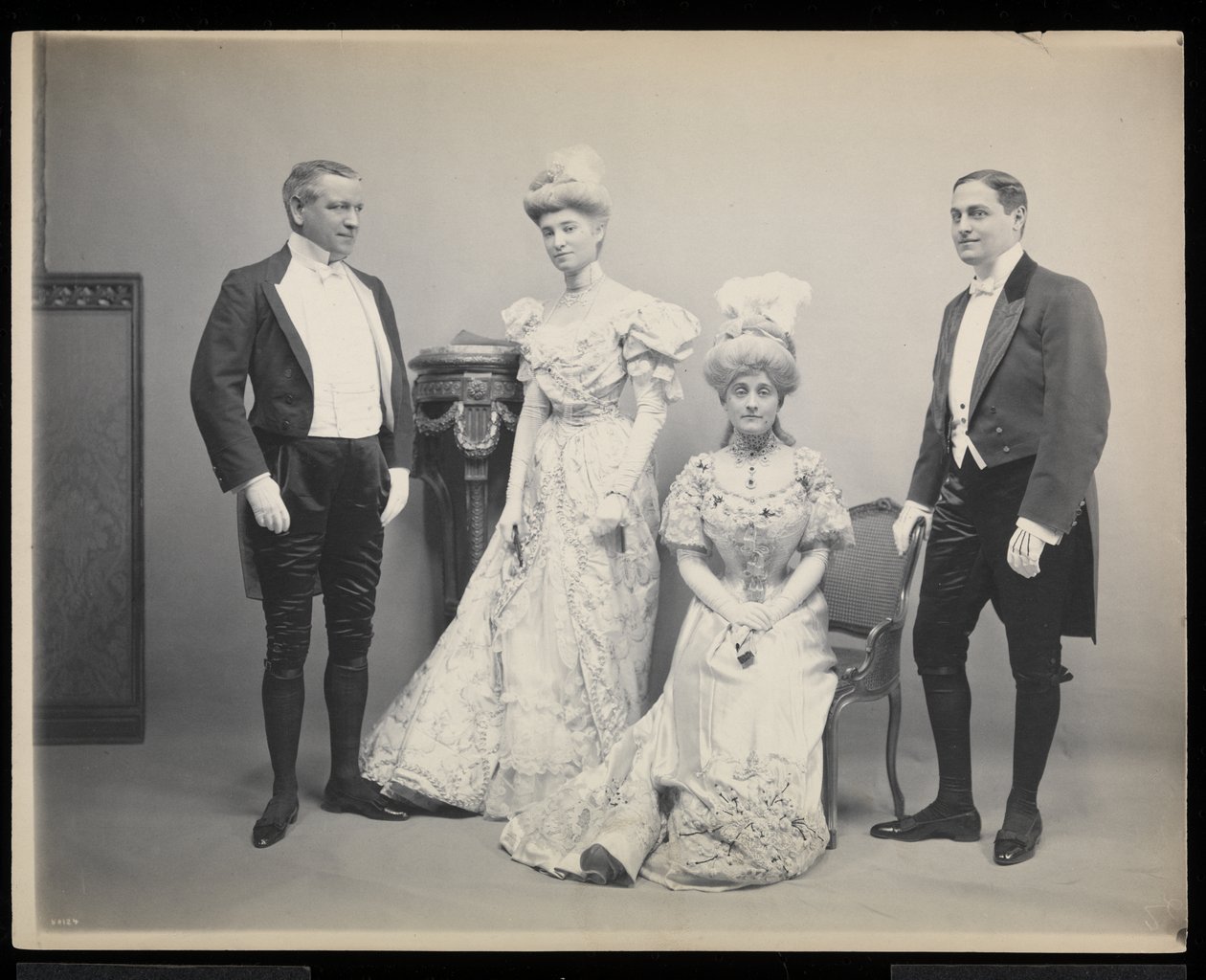 Sydney Dillon Ripley csoportportréja három másik személlyel a James Hazen Hyde Ball-on, New Yorkban, 1905. január 31-én (ezüst zselatin nyomat) alkotó: Byron Company