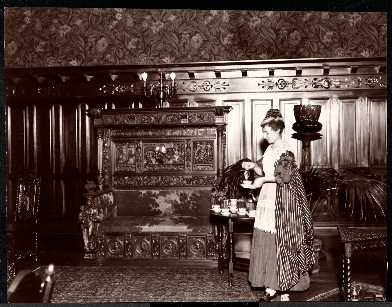 Vendég teázik a Hotel Marie Antoinette-ben, 1895 vagy 1896 (ezüstzselatinos nyomat) alkotó: Byron Company