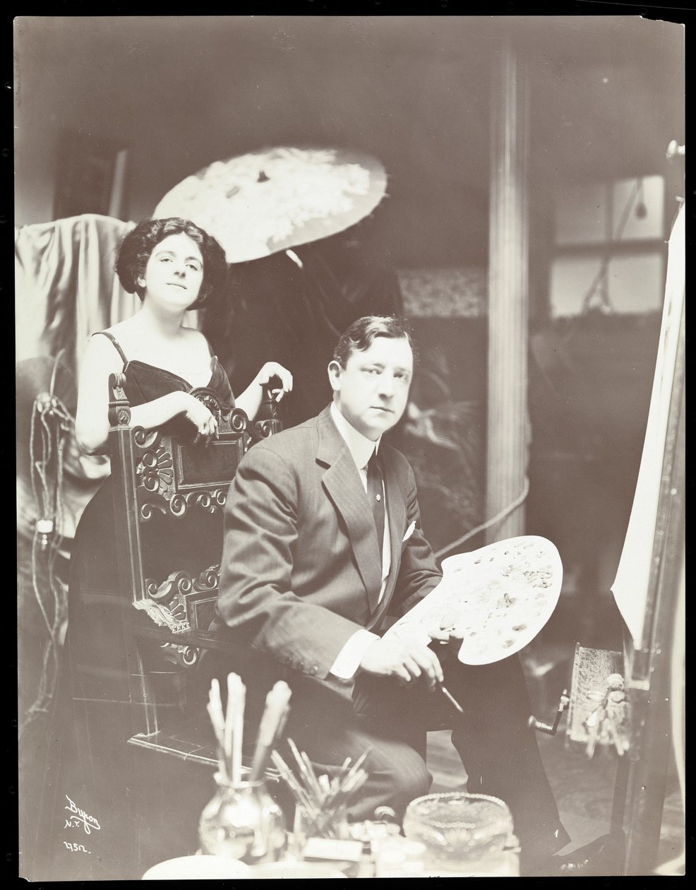 Harrison Fisher és modell, 1908-9 (ezüst zselatin nyomat) alkotó: Byron Company