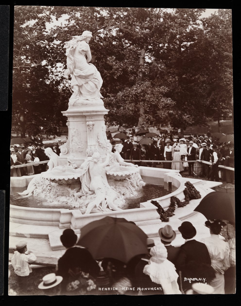 Heinrich Heine-emlékmű (Lorelei-kút) és a leleplezésen jelenlévő tömeg, Grand Concourse és 164. utca, Bronx, New York, 1899 (ezüstzselatinos nyomat) alkotó: Byron Company