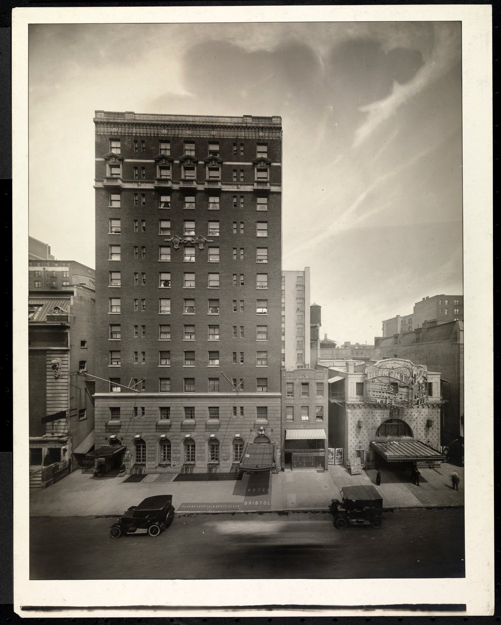 Hotel Bristol, 48th Street, New York, 1920 (ezüst zselatin nyomat) alkotó: Byron Company
