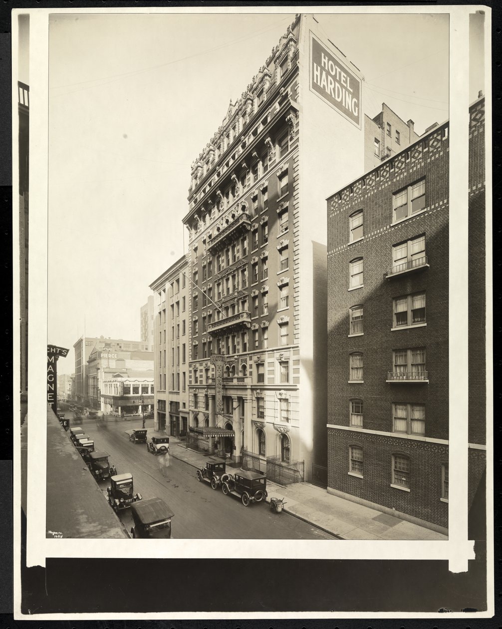 Hotel Harding, 55th Street és Broadway, New York, 1921 (ezüst zselatin nyomat) alkotó: Byron Company