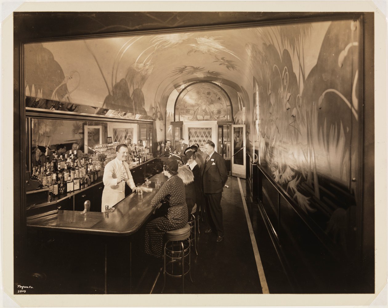 Hotel Woodward, belső tér, bár, emberekkel, 1937 (zselatin ezüst nyomat) alkotó: Byron Company