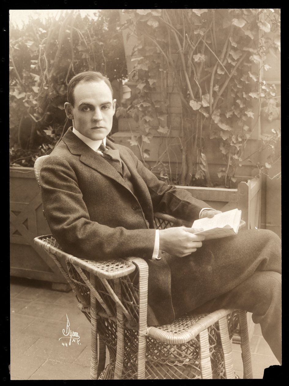 Howard Estabrook egy kertben, 1915-16 (ezüst zselatin nyomat) alkotó: Byron Company