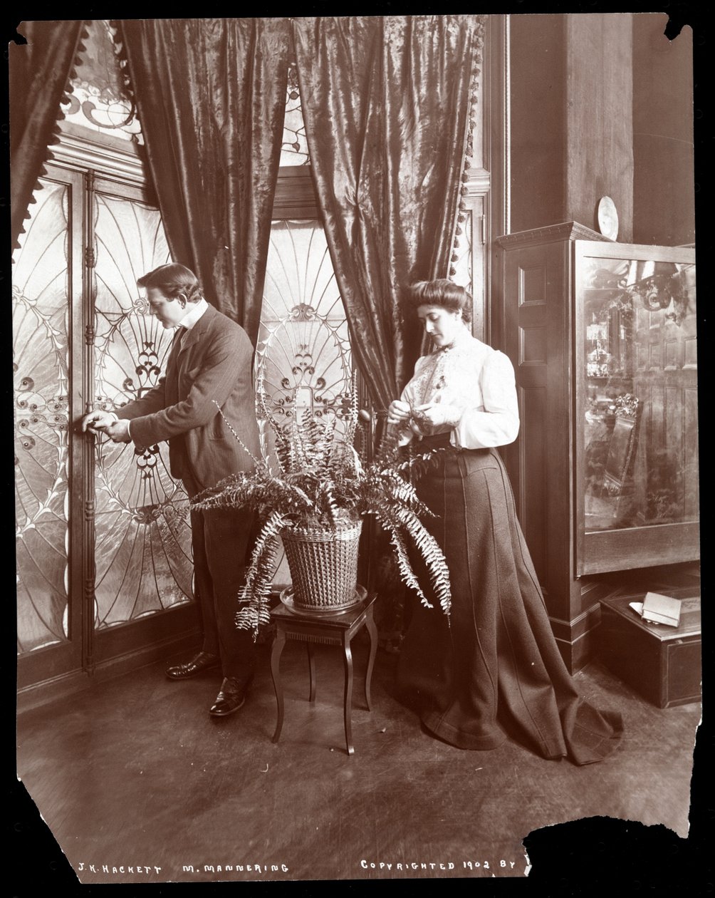 James K. Hackett és felesége (Mary Mannering) otthon, 1902 körül (ezüst zselatin nyomat) alkotó: Byron Company