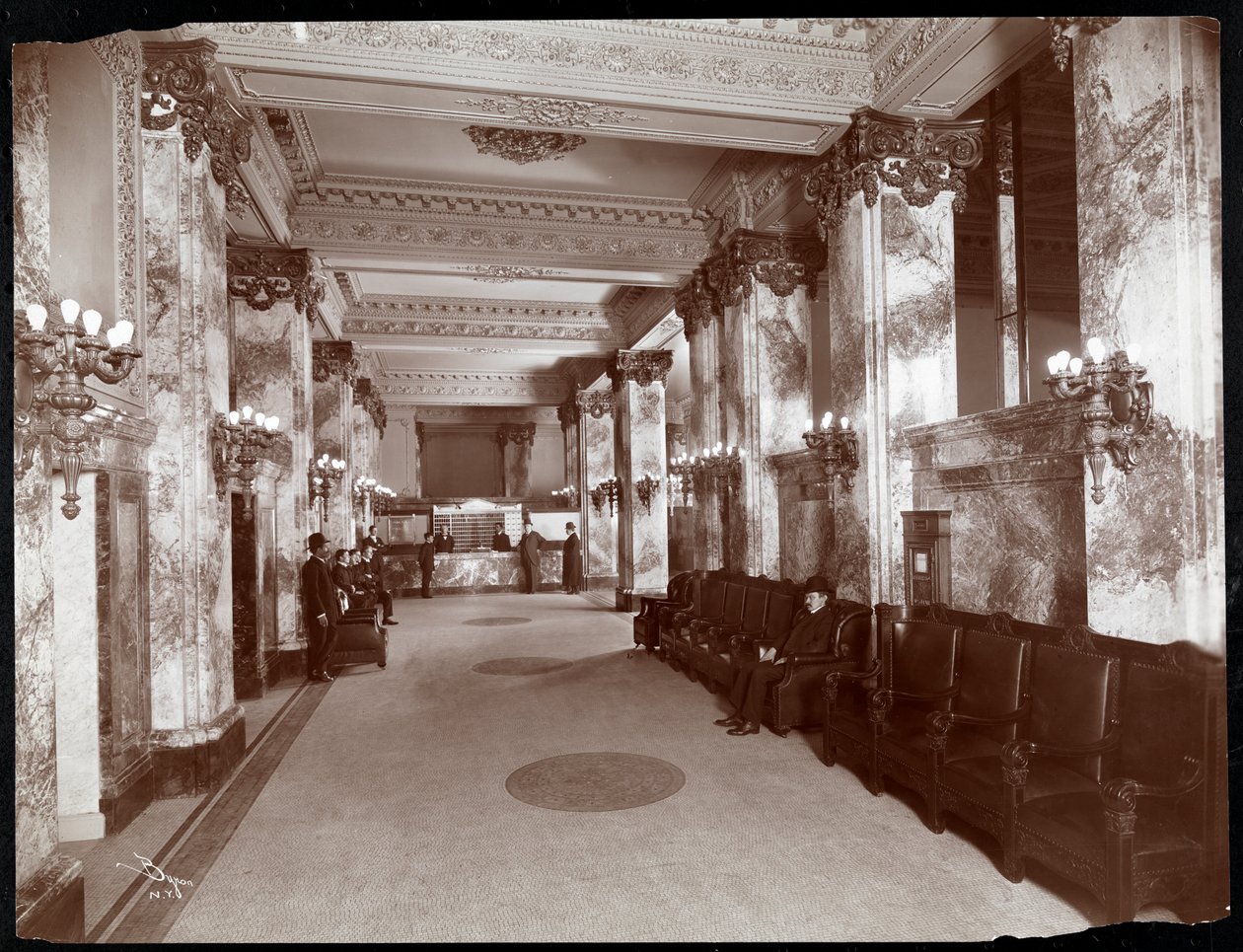 Lobby és regisztrációs pult a Hoffman House szállodában, 1907 (ezüst zselatin nyomat) alkotó: Byron Company