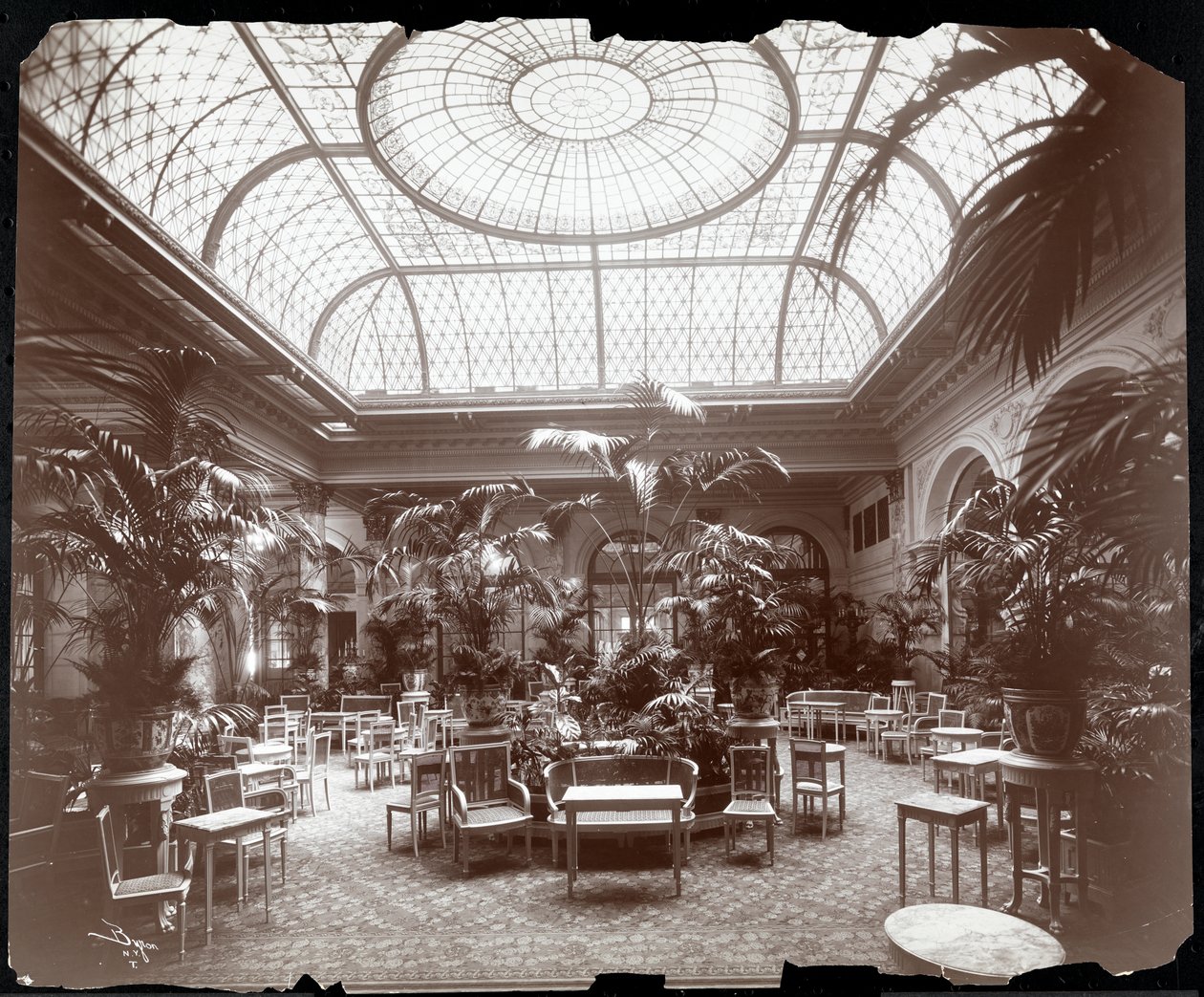 Társalgó a Plaza Hotelben, 1907 körül (ezüst zselatin nyomat) alkotó: Byron Company