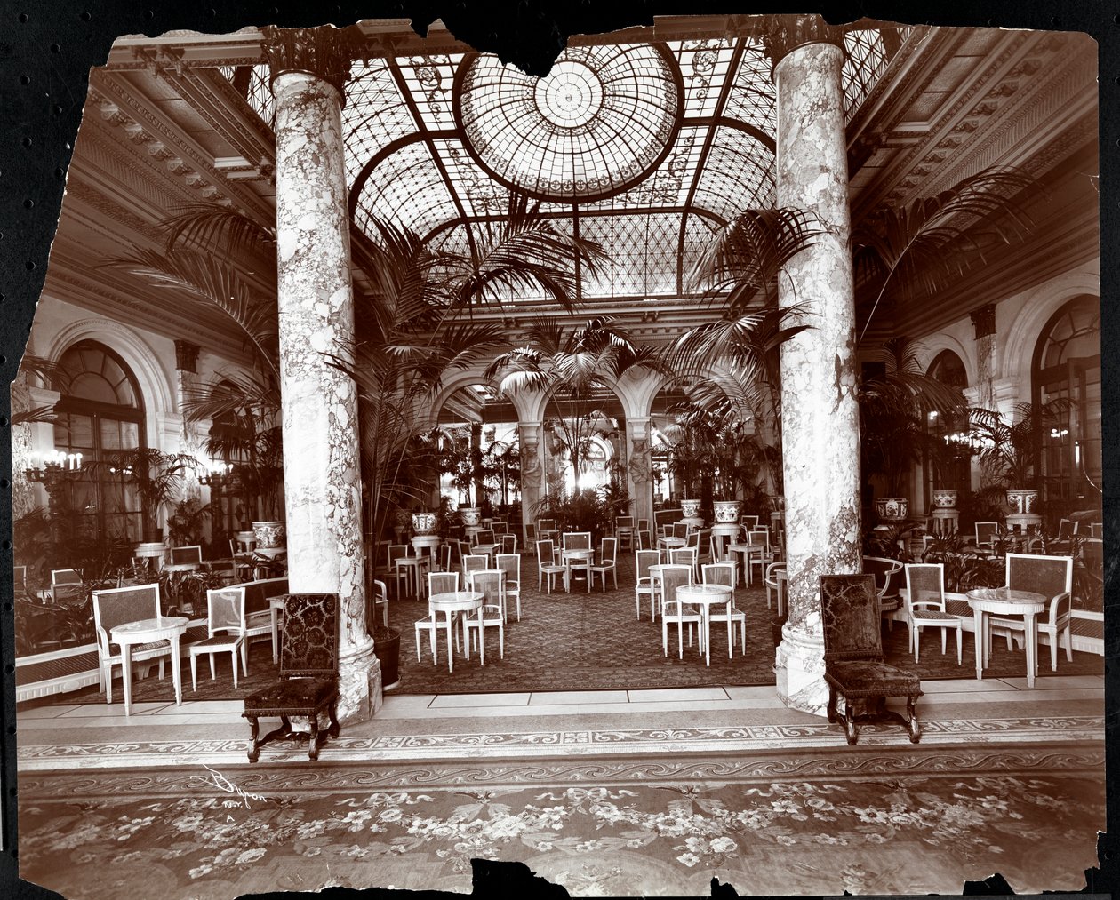 Társalgó a Plaza Hotelben, 1907 körül (ezüst zselatin nyomat) alkotó: Byron Company