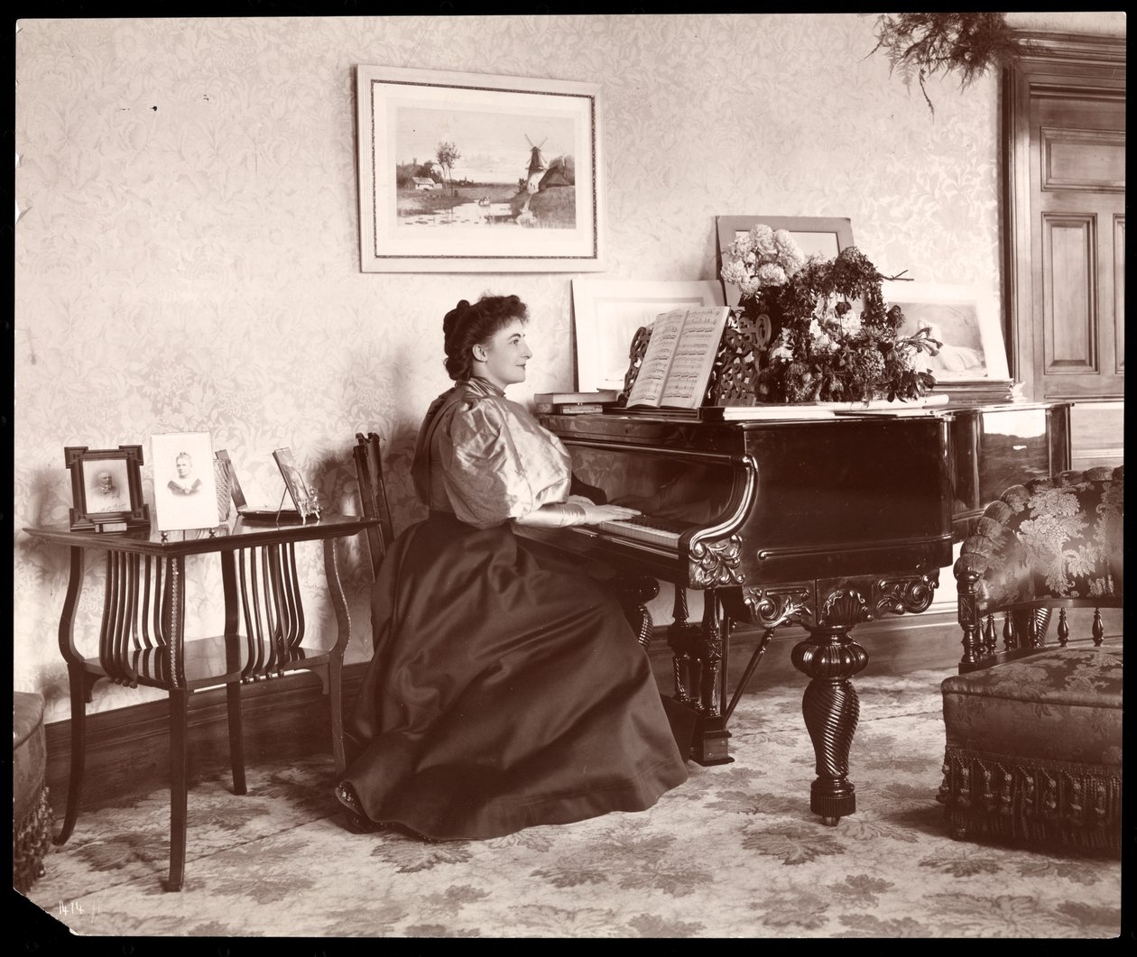 Madame Frances Saville otthon, 1895 (ezüst zselatin nyomat) alkotó: Byron Company