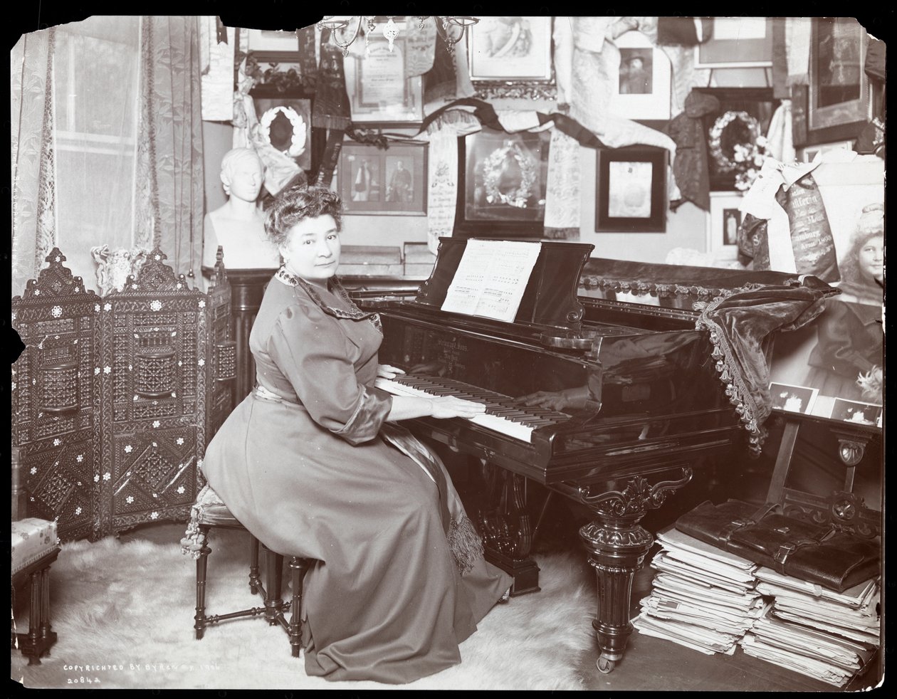 Madame Schumann Heink zongoránál ül, 1906 (ezüst zselatin nyomat) alkotó: Byron Company