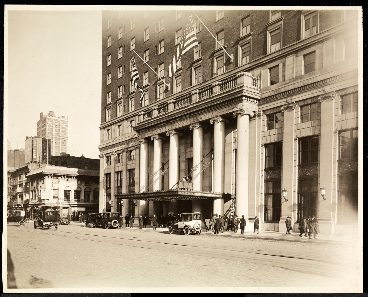 A Hotel Pennsylvania főbejárata, 7. sugárút és 32. utca, New York, 1919 (ezüstzselatinos nyomat) alkotó: Byron Company