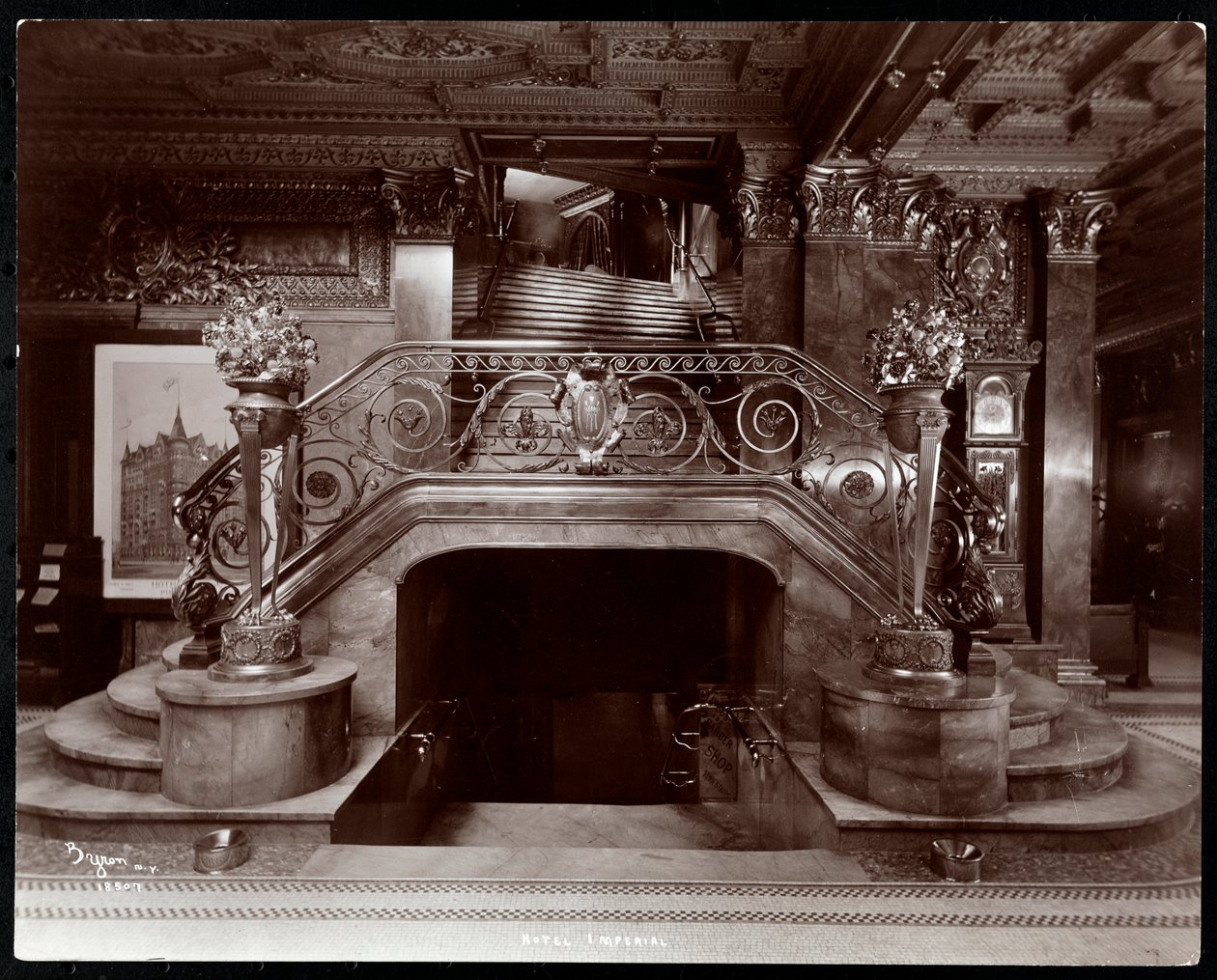 Főlépcső a Hotel Imperial halljában, 1904 (ezüst zselatin nyomat) alkotó: Byron Company