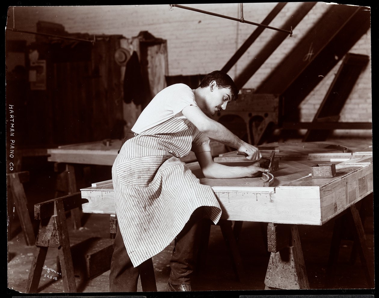 Férfi, aki a Hardman, Peck und Co. zongoragyárban dolgozik, New York, 1907 (ezüst zselatin nyomat) alkotó: Byron Company