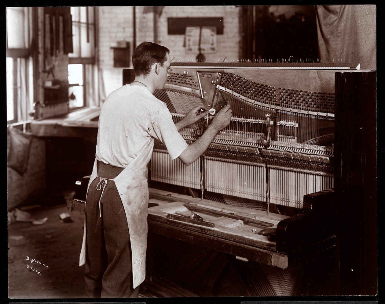 Férfi, aki a Hardman, Peck und Co. zongoragyárban dolgozik, New York, 1907 (ezüst zselatin nyomat) alkotó: Byron Company
