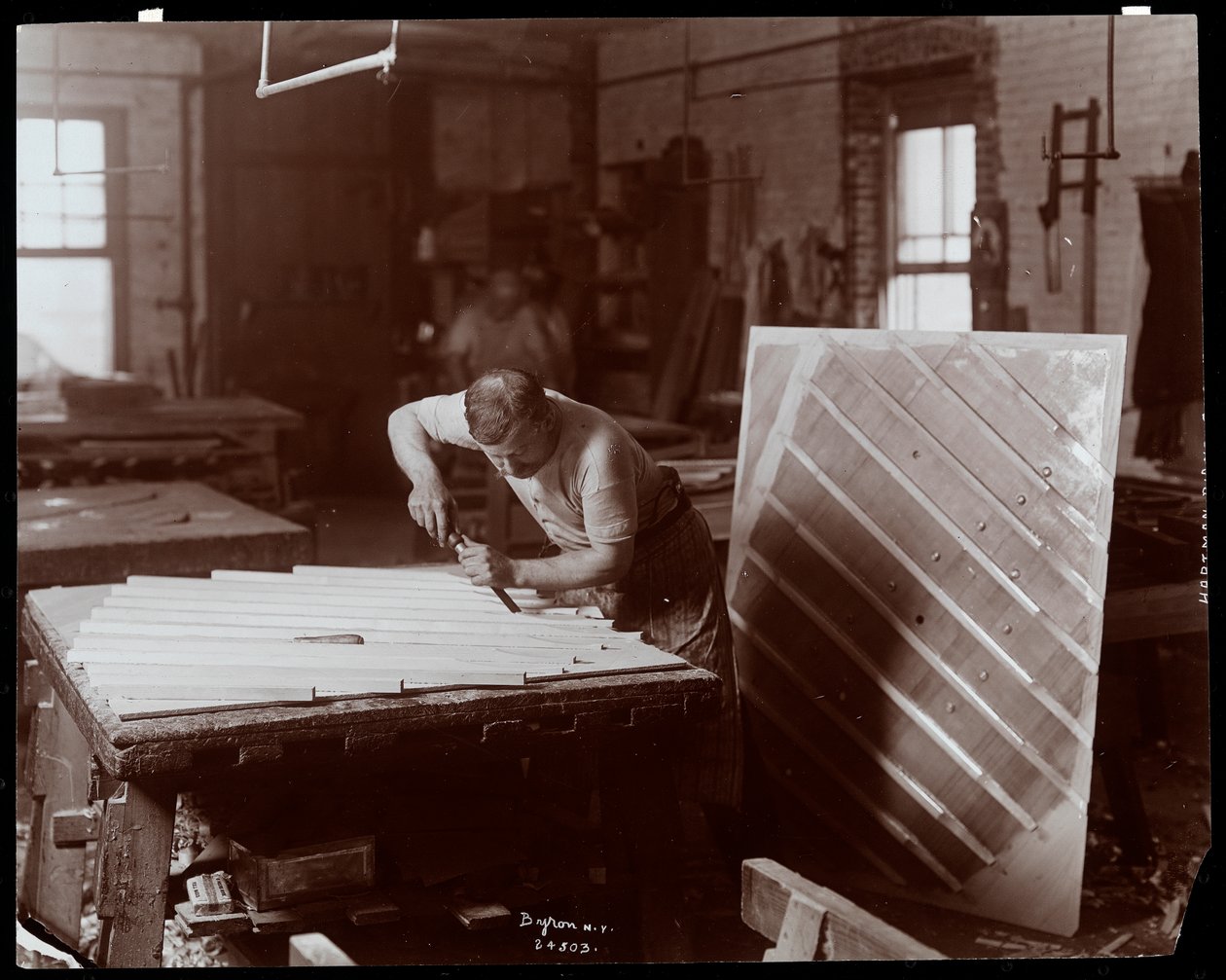 A Hardman, Peck és Co. zongoragyárban dolgozó férfi, New York, 1907 (ezüstzselatinos nyomat) alkotó: Byron Company