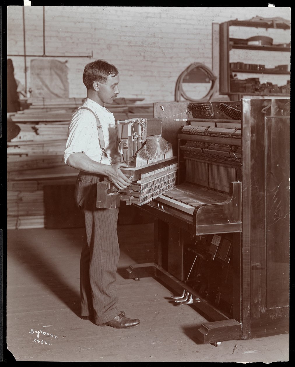 A Hardman, Peck és Co. zongoragyárban dolgozó férfi, New York, 1907 (ezüstzselatinos nyomat) alkotó: Byron Company