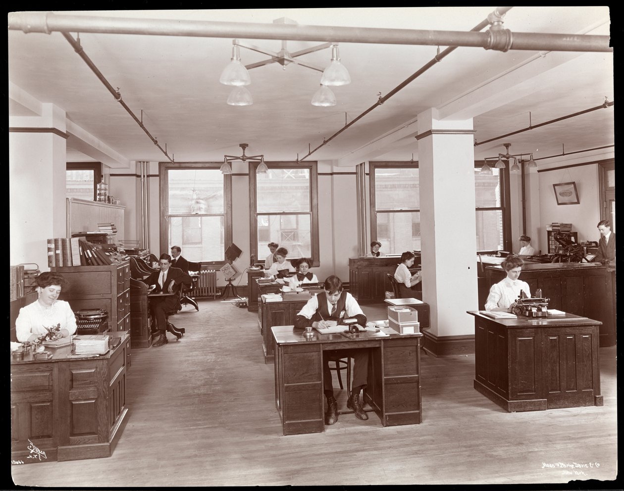 Férfiak és nők egy nyitott irodában a Parke-ban, Davis és Co., vegyészek, Hudson und Vestry Streets, New York, 1910 (ezüst zselatin nyomat) alkotó: Byron Company