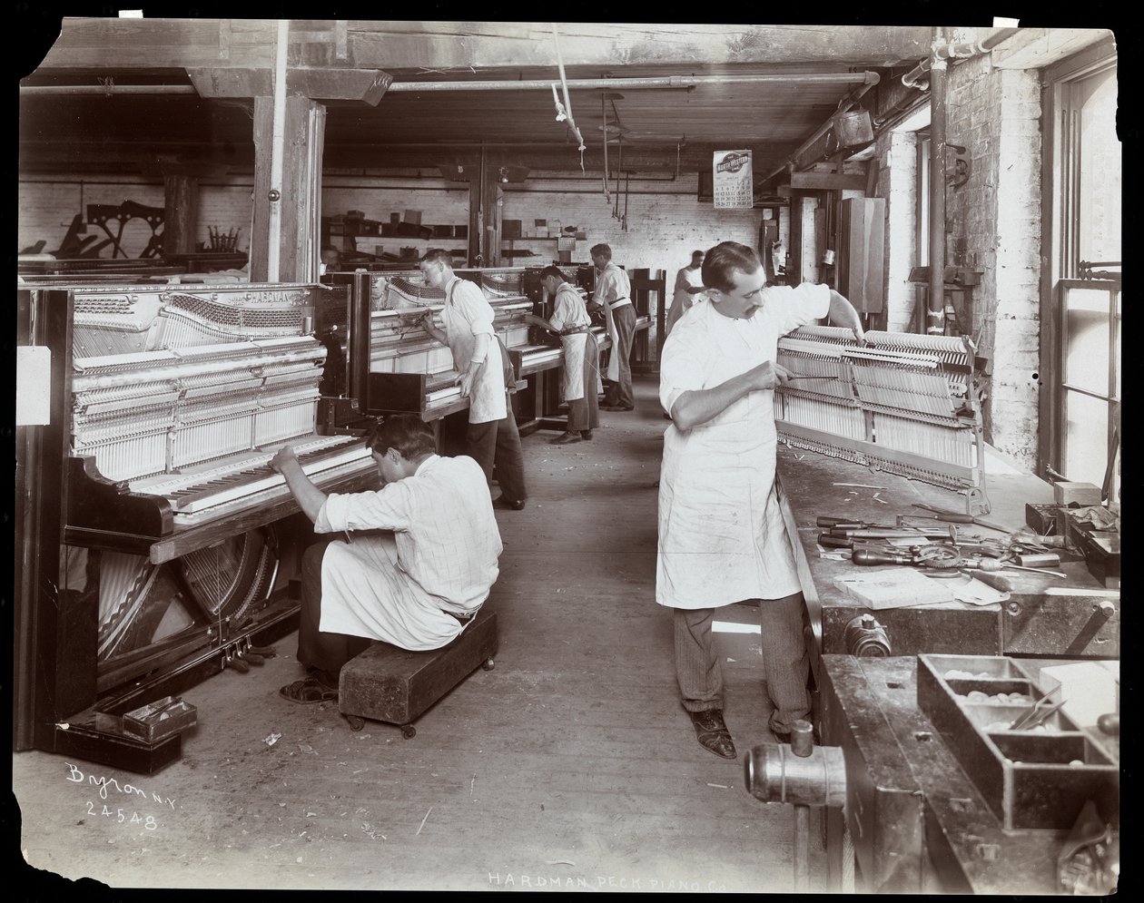 Férfiak, akik a Hardman, Peck und Co. zongoragyárban dolgoznak, New York, 1907 (ezüst zselatin nyomat) alkotó: Byron Company