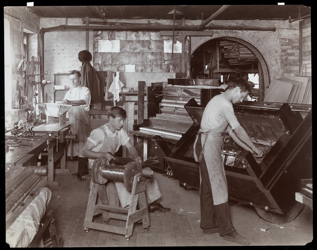 A Hardman, Peck és Co. zongoragyárban dolgozó férfiak, New York, 1907 (ezüstzselatinos nyomat) alkotó: Byron Company