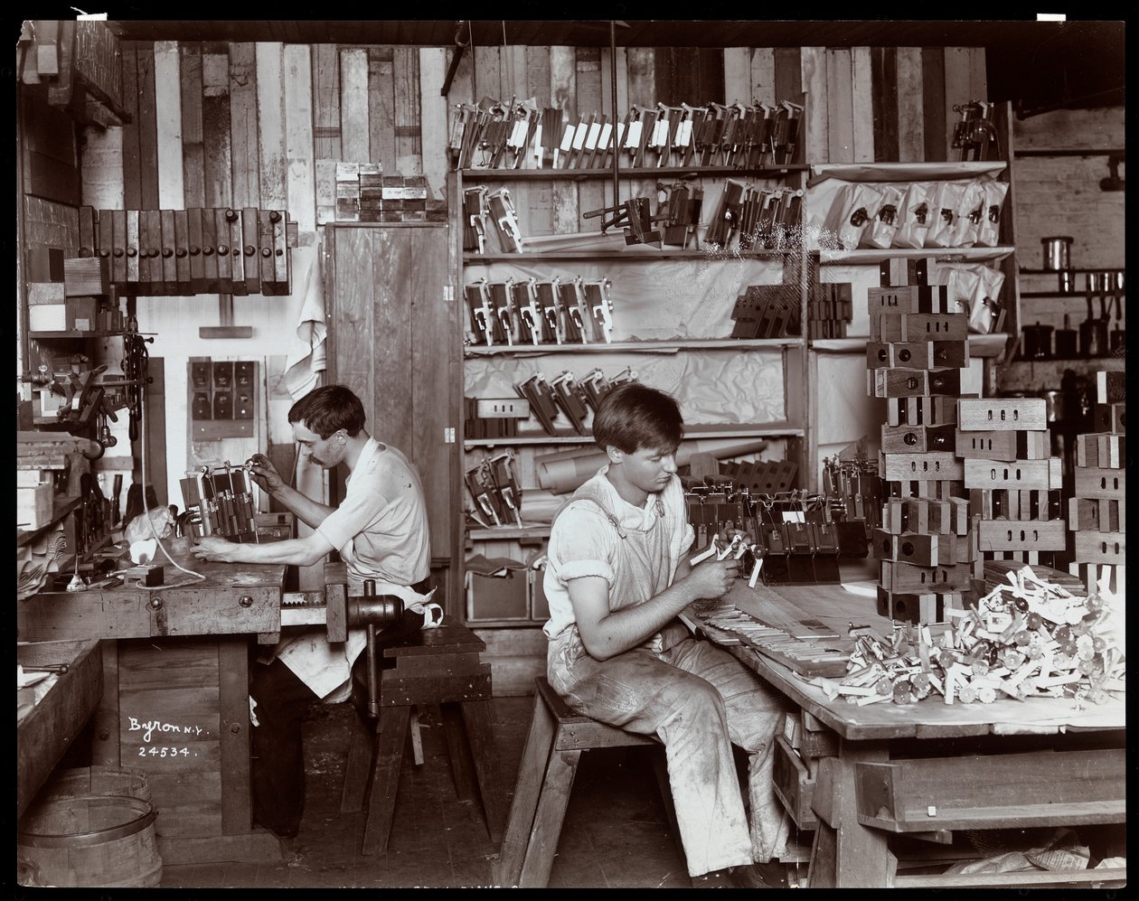 A Hardman, Peck és Co. zongoragyárban dolgozó férfiak, New York, 1907 (ezüstzselatinos nyomat) alkotó: Byron Company