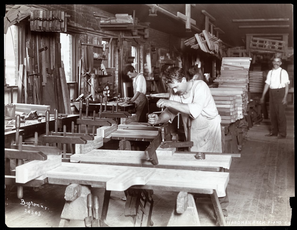 Férfiak, akik a Hardman, Peck und Co. zongoragyárban dolgoznak, New York, 1907 (ezüst zselatin nyomat) alkotó: Byron Company