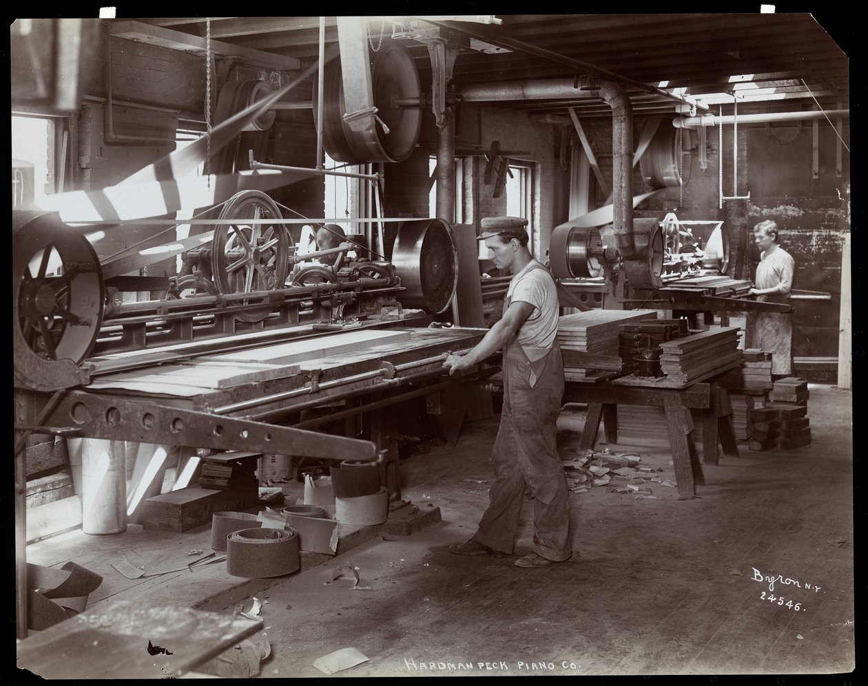 Férfiak, akik a Hardman, Peck und Co. zongoragyárban dolgoznak, New York, 1907 (ezüst zselatin nyomat) alkotó: Byron Company