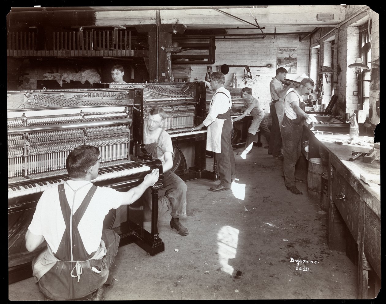 Férfiak, akik a Hardman, Peck und Co. zongoragyárban dolgoznak, New York, 1907 (ezüst zselatin nyomat) alkotó: Byron Company