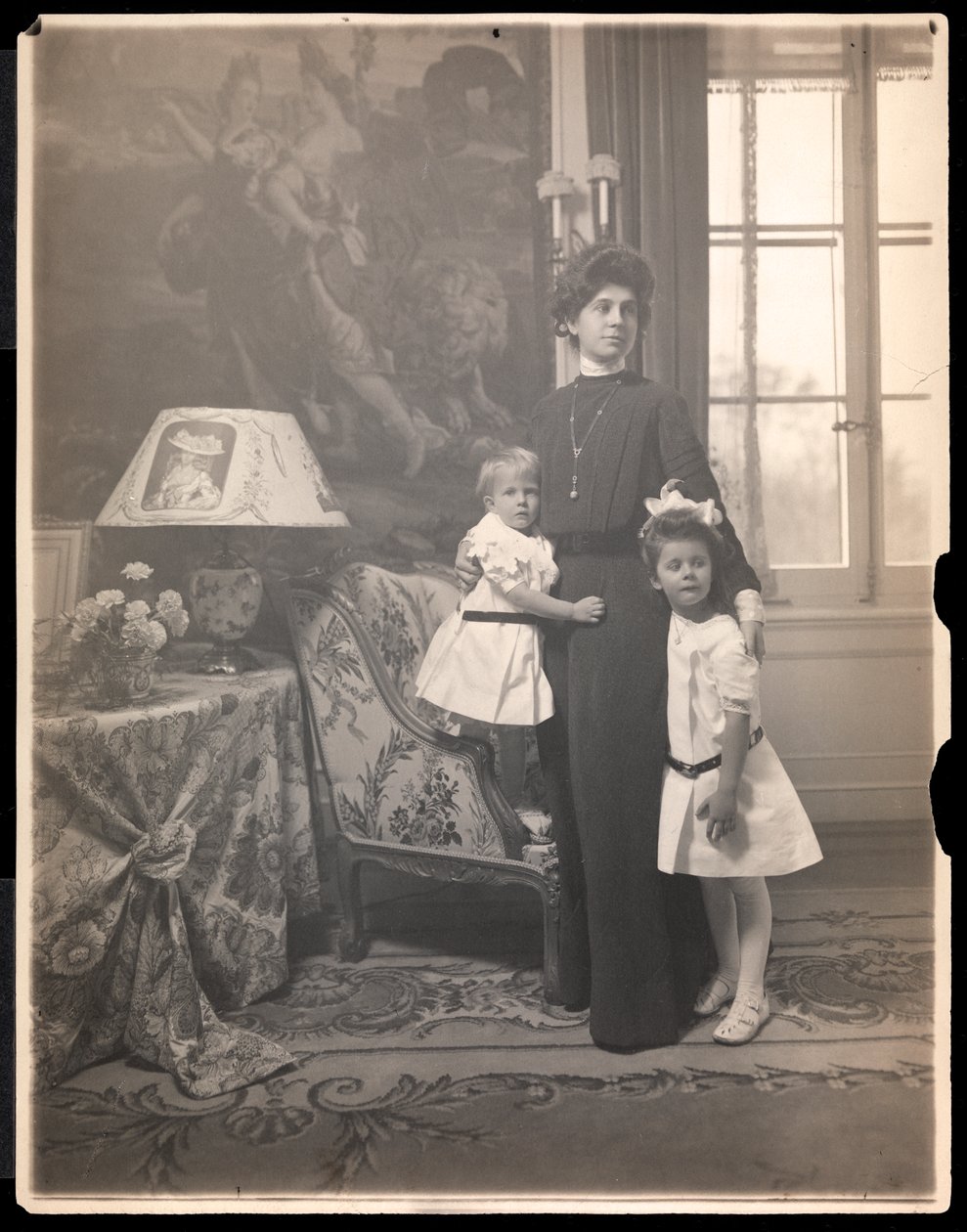Mrs. Clarence Mackay gyermekeivel a Long Island-i Harbour Hillben, 1905 körül (platina nyomat) alkotó: Byron Company