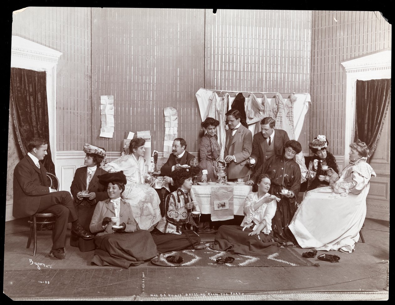 Mrs. G.G. Haines, Öltözős Tea Party, 1902 (ezüst zselatin nyomat) alkotó: Byron Company