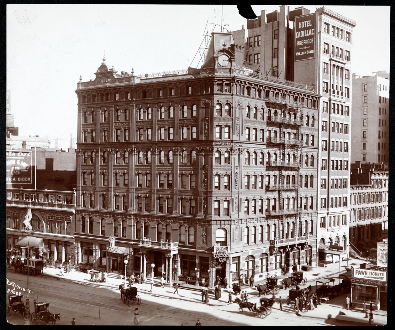 A Hotel Cadillac északkeleti sarka a Broadway és a 43. utca sarkán, New York, 1907 (ezüstzselatinos nyomat) alkotó: Byron Company