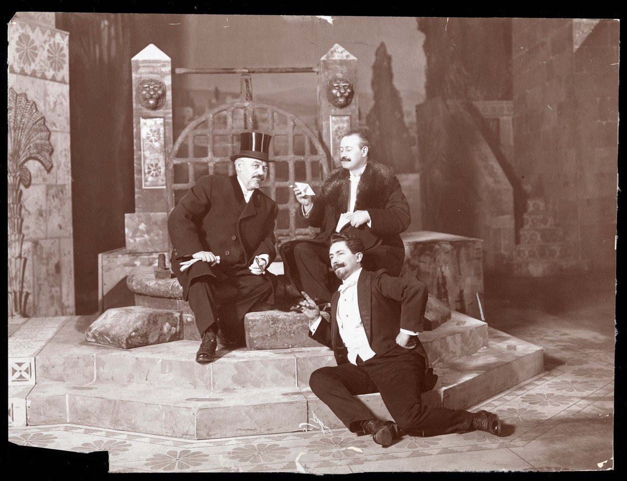 Oscar Hammerstein és két másik ember a manhattani operaházban, 1905 körül (ezüst zselatin nyomat) alkotó: Byron Company