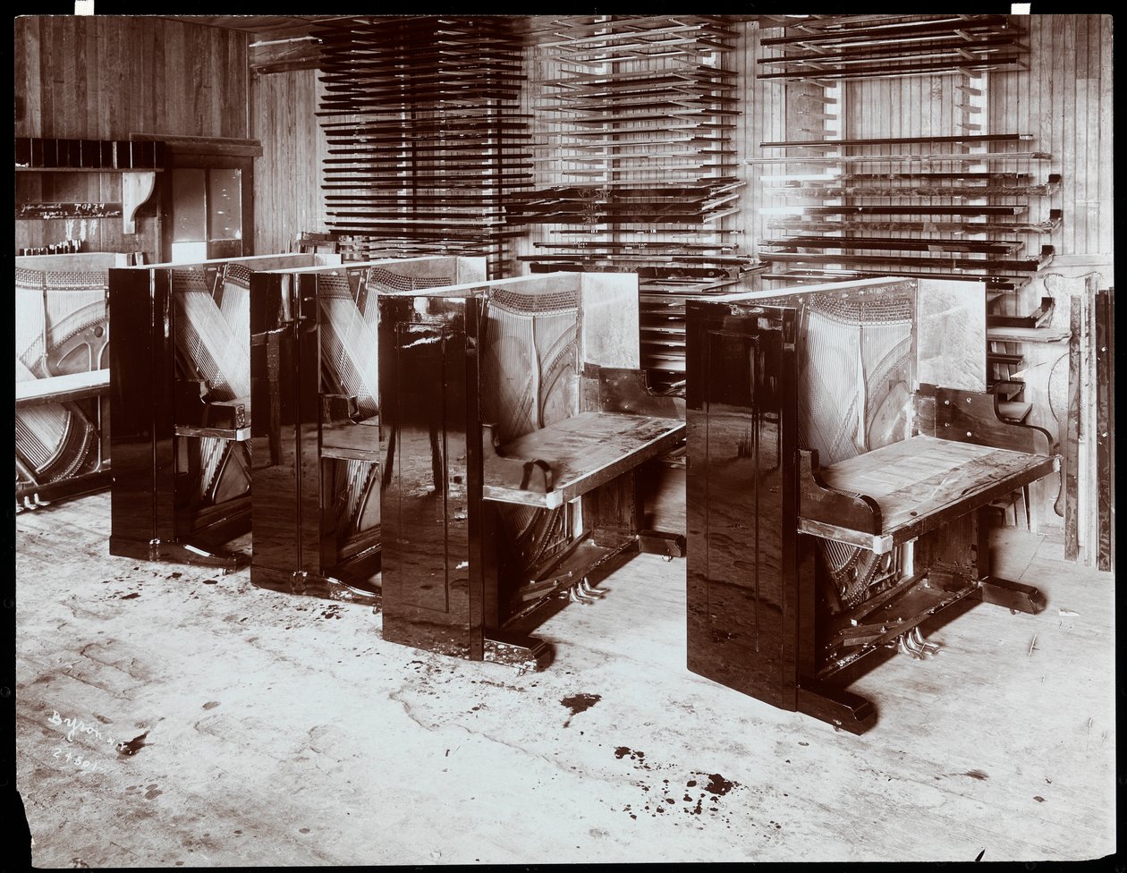 Építés alatt álló zongorák a Hardman, Peck und Co. gyárban, New York, 1907 (ezüst zselatin nyomat) alkotó: Byron Company