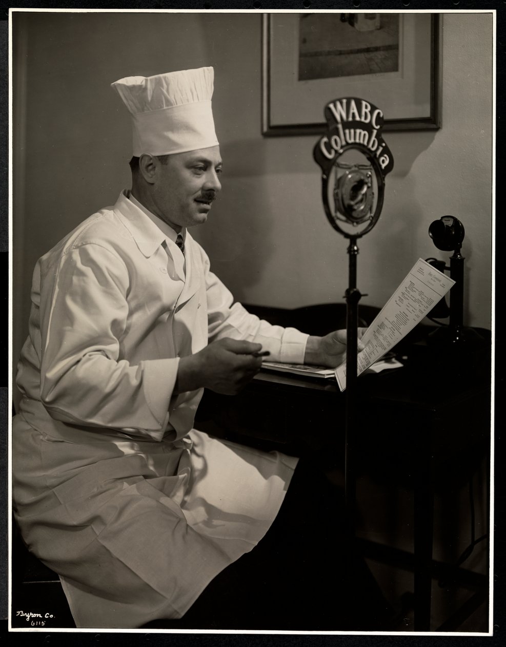 Maurice Hervieux séf portréja a mikrofonnál a Hotel Commodore-ban, 1930 (ezüst zselatin nyomat) alkotó: Byron Company