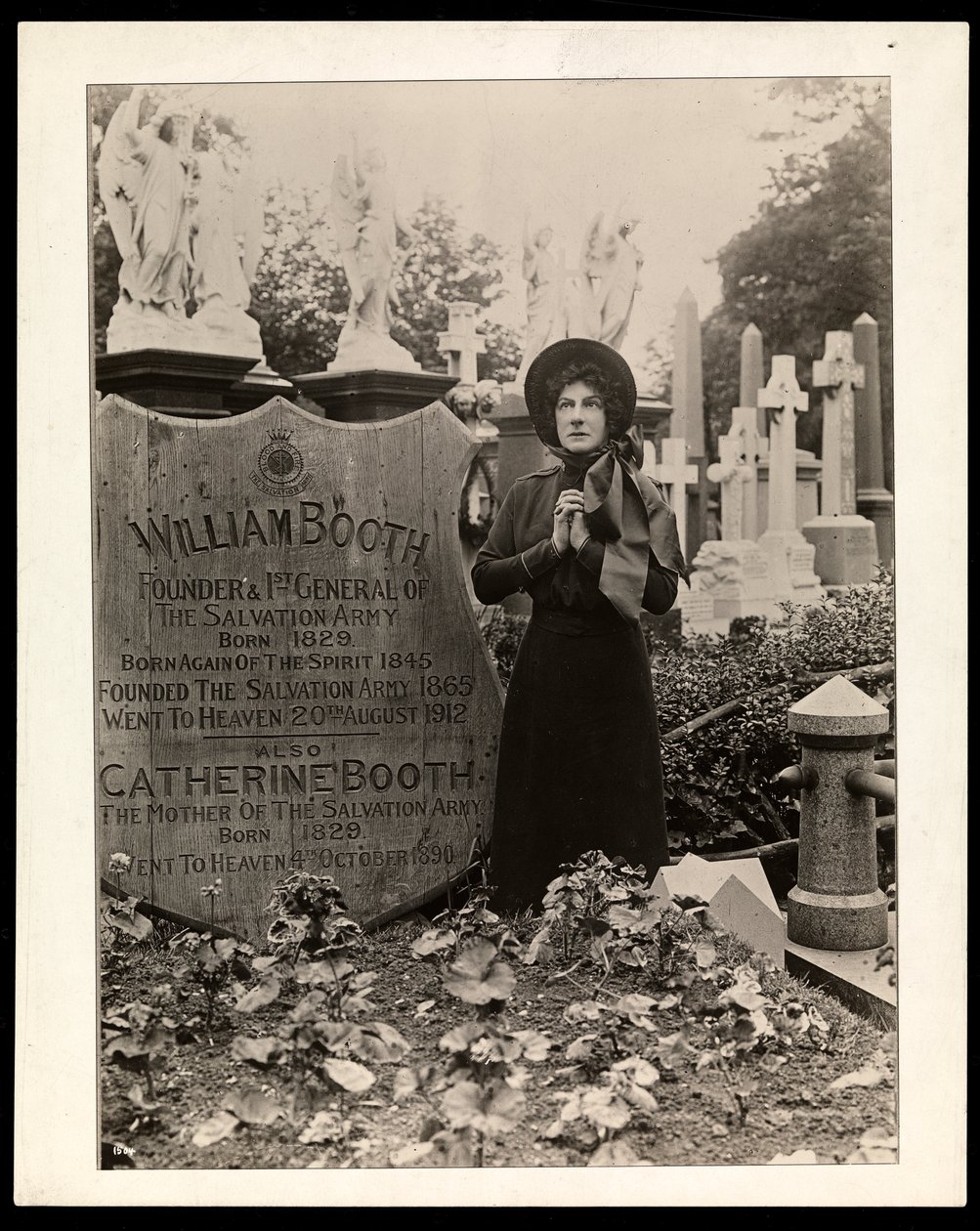 Eva Booth portréja apja, William Booth tábornok sírjánál, 1915 körül (ezüst zselatin nyomat) alkotó: Byron Company