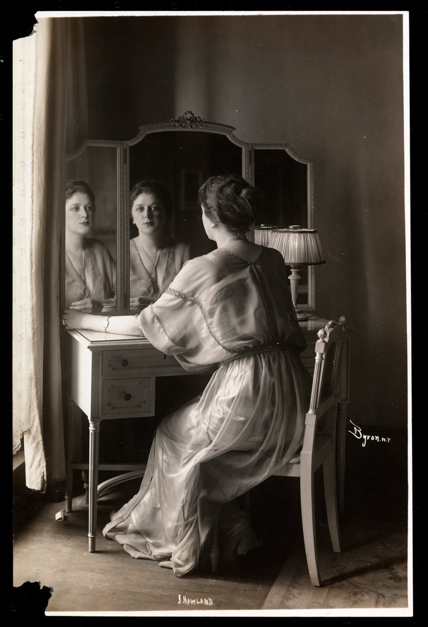 Jobyna Howland portréja az öltözőasztalánál ülve, 1908-9 (ezüstzselatinos nyomat) alkotó: Byron Company