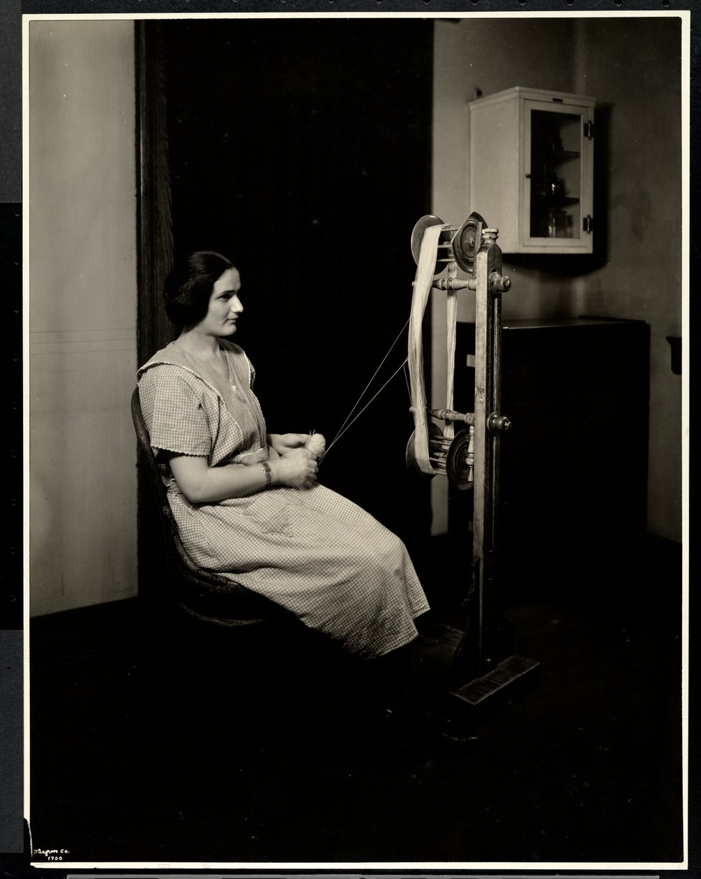 Egy vak, süket és néma fiatal nő portréja, aki gyapjút fon a New York-i Vakok Szövetségében, 111 East 59th St., New York, 1923 (ezüst zselatin nyomat) alkotó: Byron Company