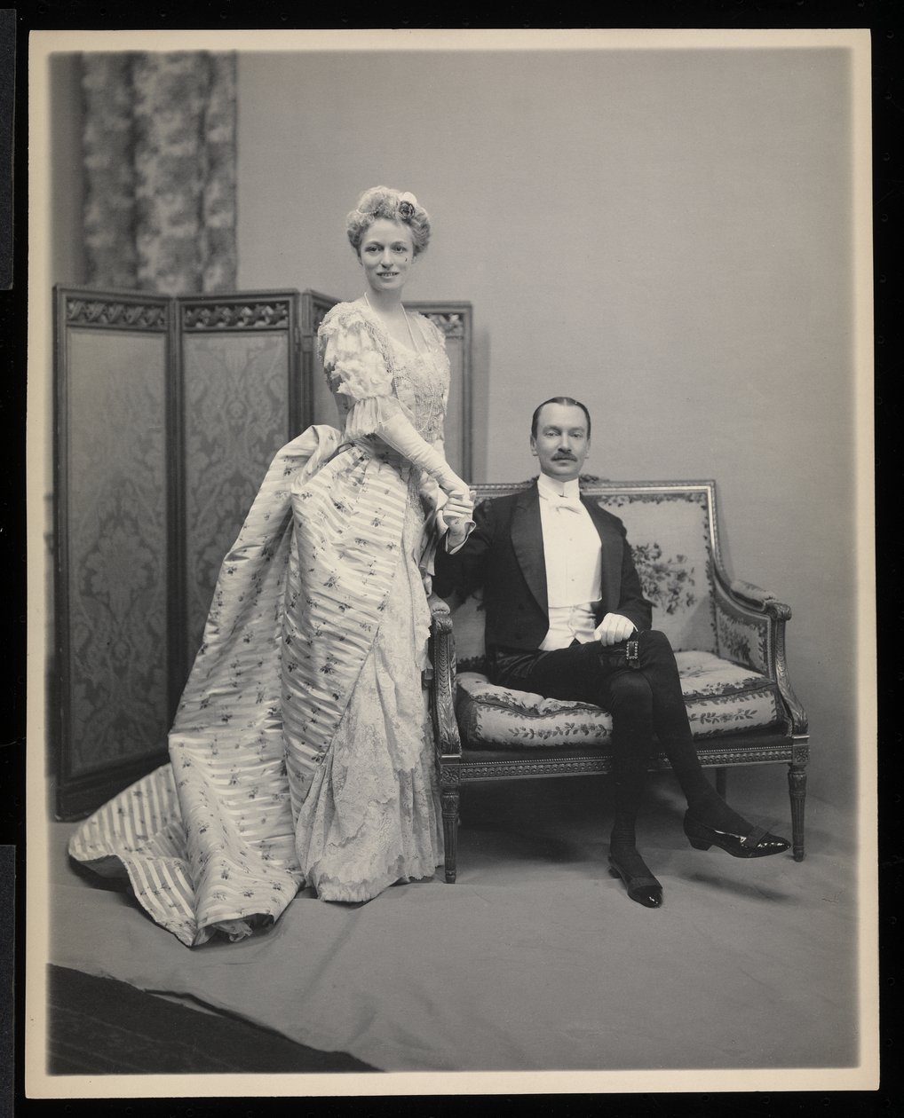 Egy ismeretlen férfi és nő portréja a James Hazen Hyde bálon, New York, 1905. január 31. (ezüstzselatinos nyomat) alkotó: Byron Company