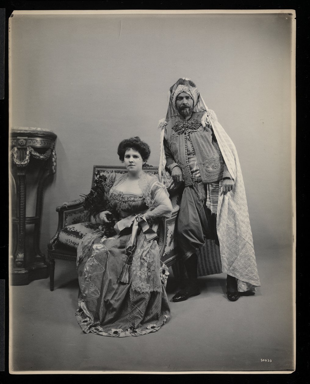 Egy azonosítatlan férfi és nő portréja a James Hazen Hyde Ball-on, New York, 1905. január 31. (ezüst zselatin nyomat) alkotó: Byron Company