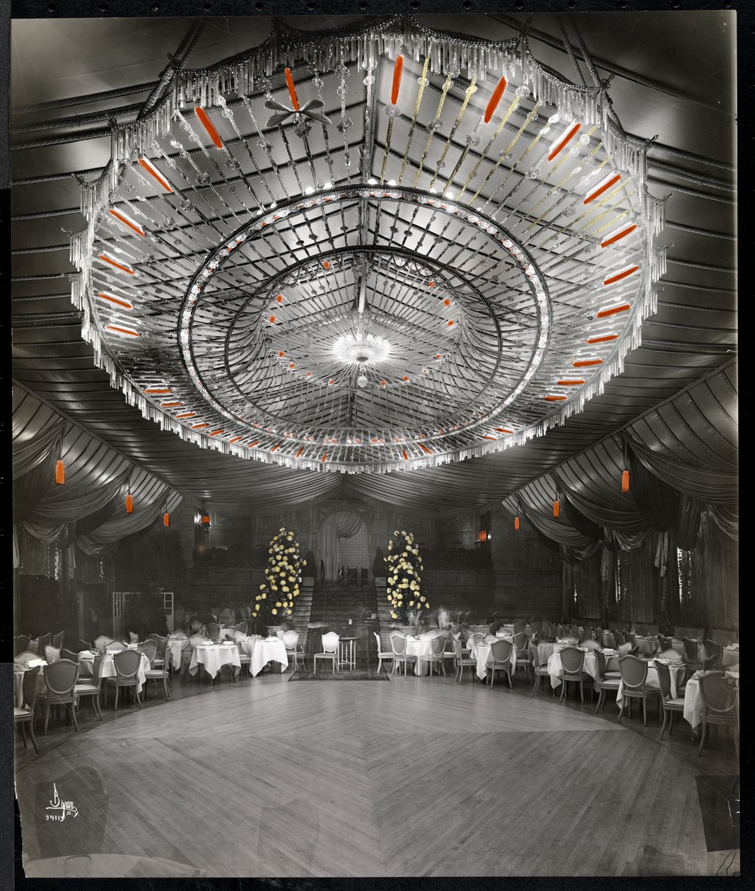 A Ritz-Carlton Hotel fogadószobája, 1915 vagy 1916 (kézzel színezett ezüst zselatin nyomat) alkotó: Byron Company