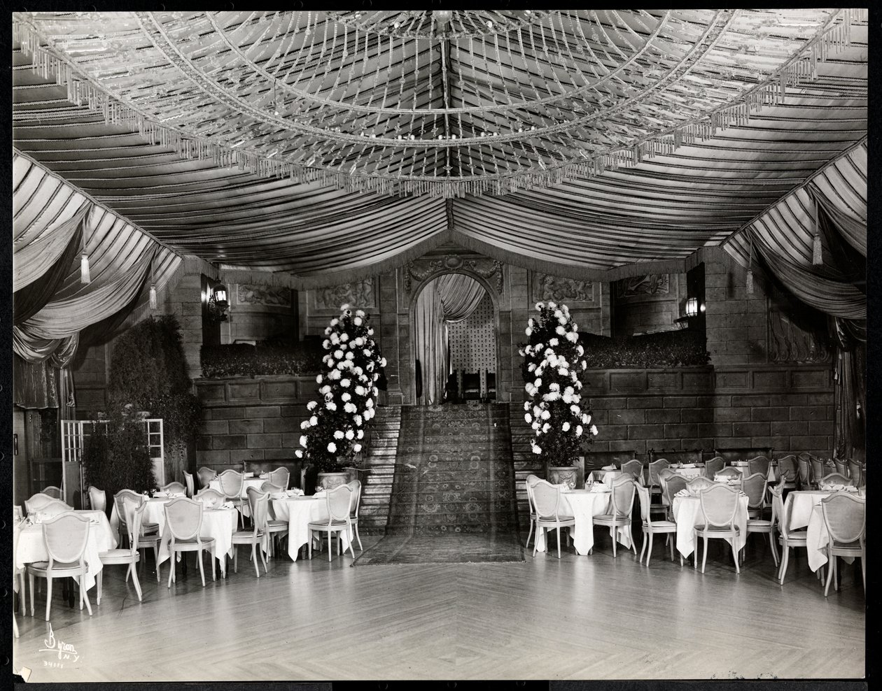 A Ritz-Carlton Hotel fogadószobája, 1915 vagy 1916 (ezüst zselatin nyomat) alkotó: Byron Company