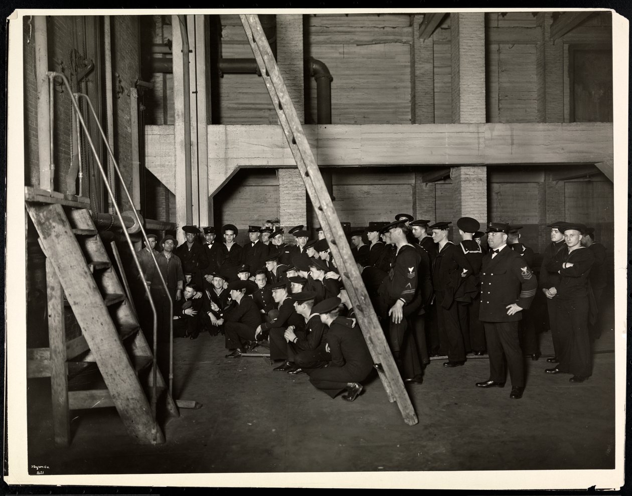 Tengerészek az Egyesült Államokból "Maryland" a kemencét vizsgálja a Hotel Commodore körútján, 1922 (ezüst zselatin nyomat) alkotó: Byron Company