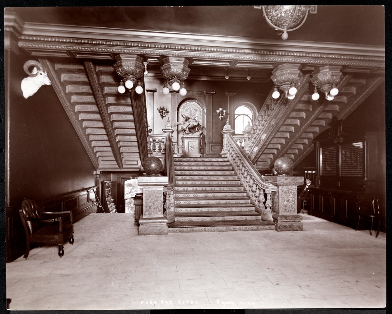 Lépcső a Park Avenue Hotelben, 1901 vagy 1902 (ezüst zselatin nyomat) alkotó: Byron Company
