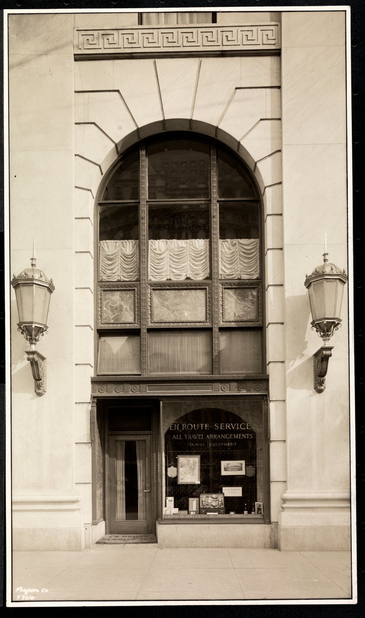 Az En Route Service, Inc. üzlethelyisége a Savoy Plaza Hotelben, 59th Street és 5th Avenue, New York, 1928 (ezüst zselatin nyomat) alkotó: Byron Company