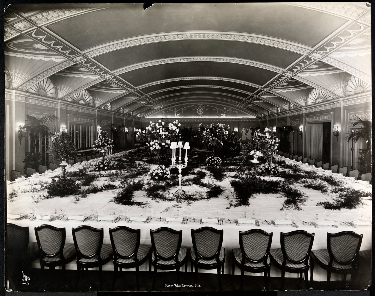 Terített asztal egy banketthez a Ritz-Carlton Hotelben, 1913 (ezüst zselatin nyomat) alkotó: Byron Company